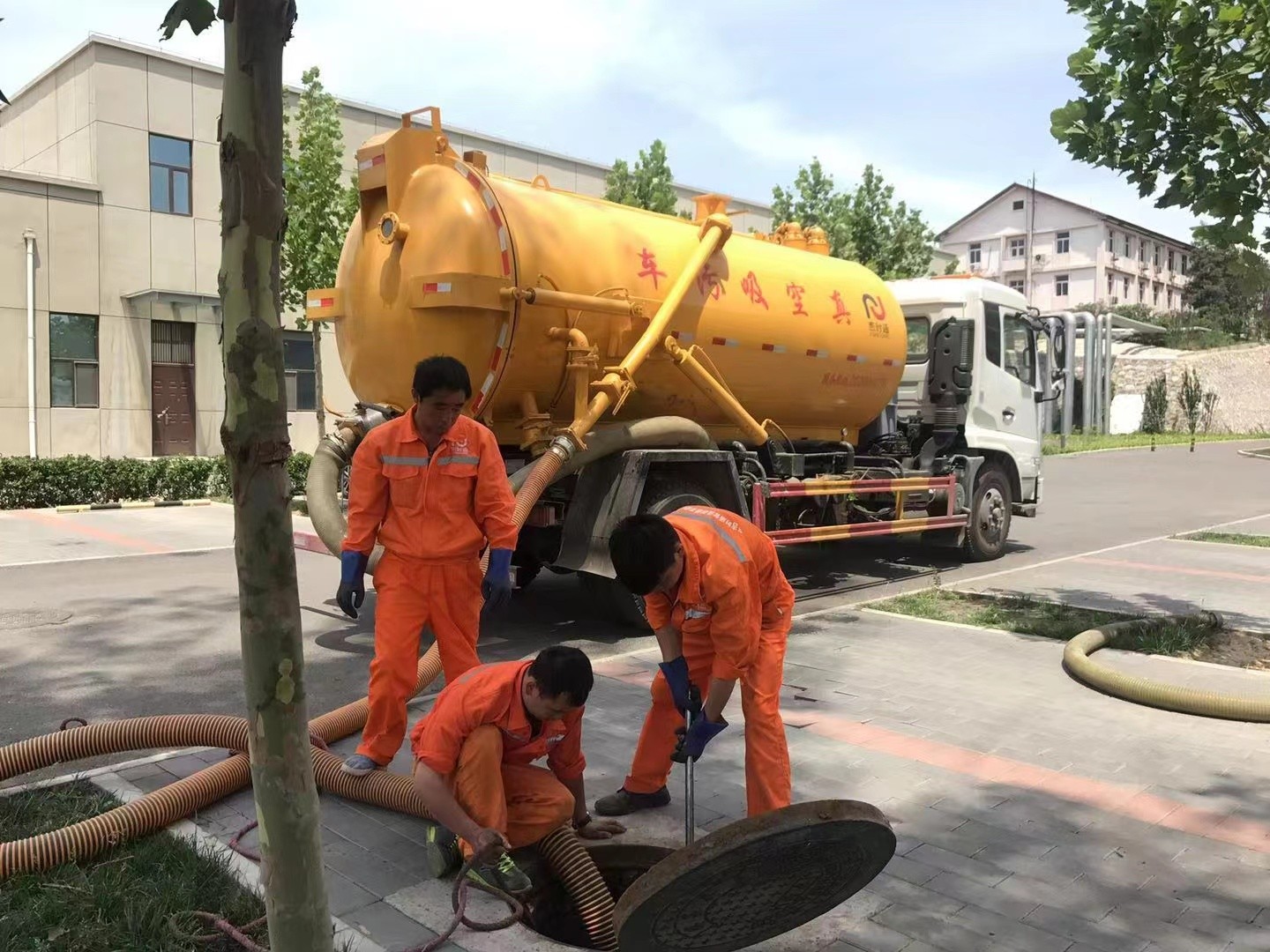 相城管道疏通车停在窨井附近